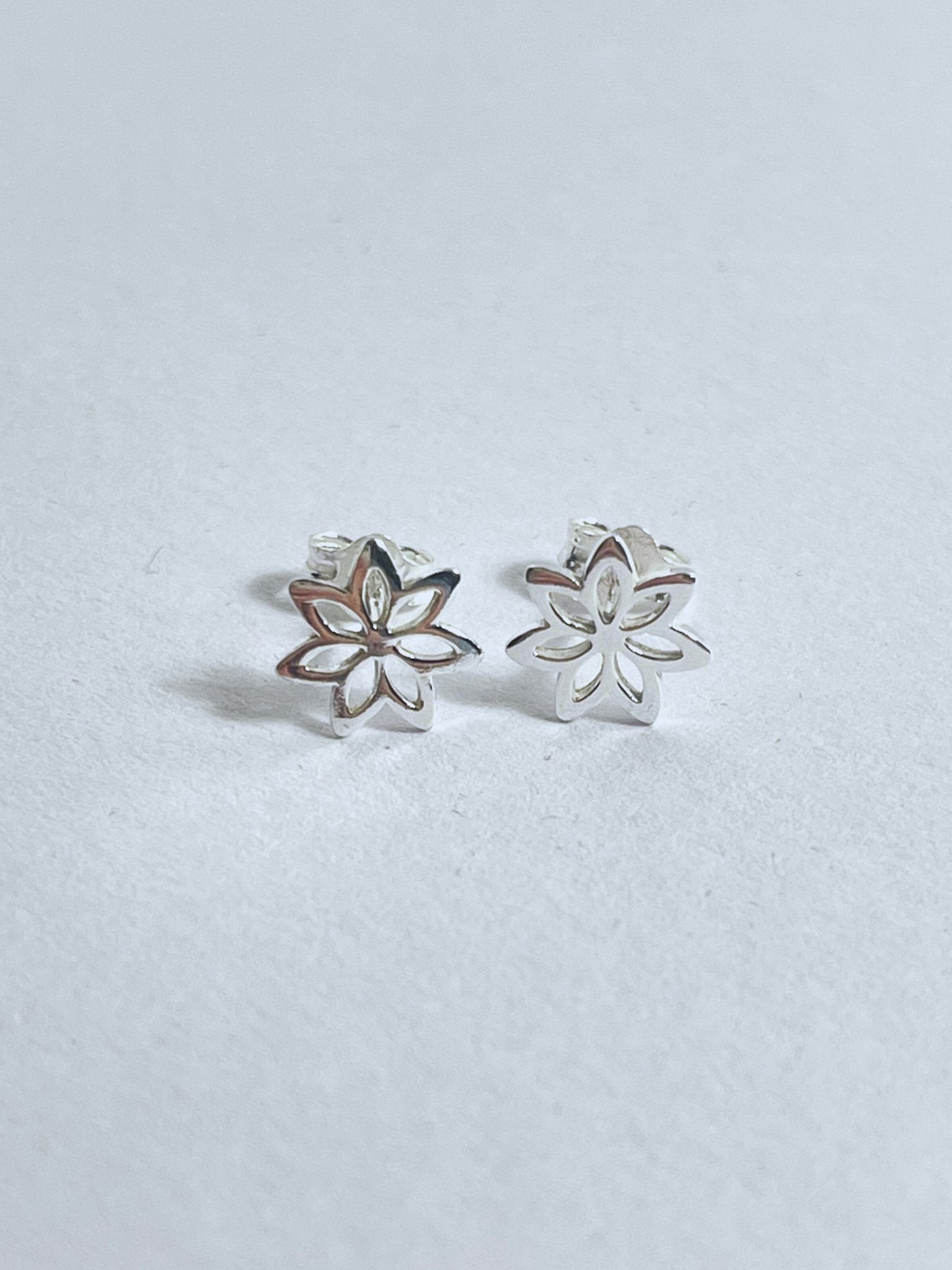 Open Flower Stud Earrings - Stellify
